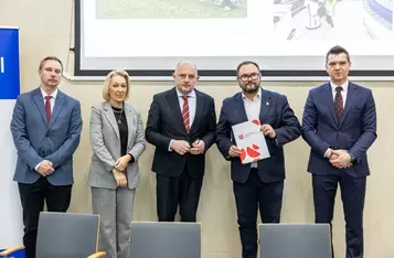 Podpisanie porozumień z przedstawicielami jednostek samorządu terytorialnego, fot. Szymon Zdziebło/tarantoga.pl dla UMWKP