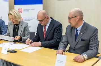 Podpisanie porozumień z przedstawicielami jednostek samorządu terytorialnego, fot. Szymon Zdziebło/tarantoga.pl dla UMWKP
