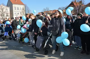 Obchody Światowego Dnia Świadomości Autyzmu na rynku w Chełmnie/ Fot. AW