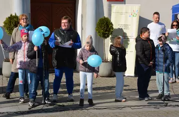 Obchody Światowego Dnia Świadomości Autyzmu na rynku w Chełmnie/ Fot. AW