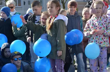 Obchody Światowego Dnia Świadomości Autyzmu na rynku w Chełmnie/ Fot. AW