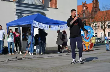 Obchody Światowego Dnia Świadomości Autyzmu na rynku w Chełmnie/ Fot. AW