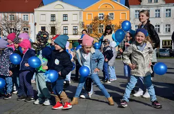 Obchody Światowego Dnia Świadomości Autyzmu na rynku w Chełmnie/ Fot. AW