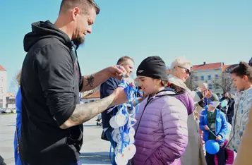 Obchody Światowego Dnia Świadomości Autyzmu na rynku w Chełmnie/ Fot. AW