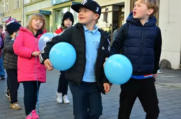 Obchody Światowego Dnia Świadomości Autyzmu na rynku w Chełmnie/ Fot. AW
