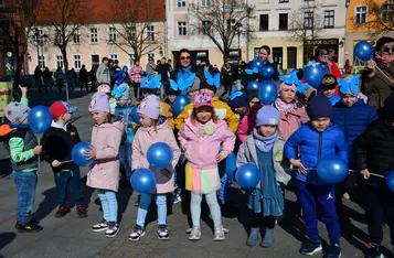 Obchody Światowego Dnia Świadomości Autyzmu na rynku w Chełmnie/ Fot. AW