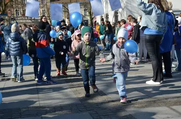 Obchody Światowego Dnia Świadomości Autyzmu na rynku w Chełmnie/ Fot. AW