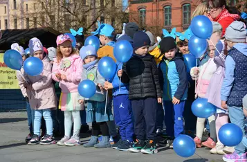 Obchody Światowego Dnia Świadomości Autyzmu na rynku w Chełmnie/ Fot. AW