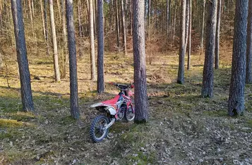 W lesie pod Świeciem policjanci zatrzymali kierowcę crossowego motocykla/ Fot. KPP Świecie