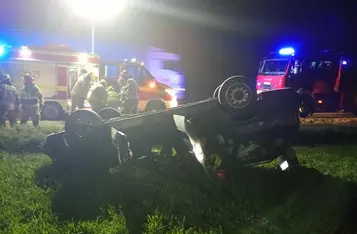 Samochód osobowy dachował na dk 91 pod Chełmnem/ Fot. KP PSP Chełmno