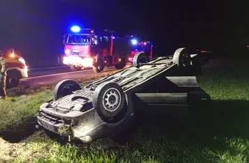 Samochód osobowy dachował na dk 91 pod Chełmnem/ Fot. KP PSP Chełmno