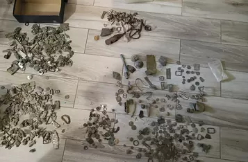 Kryminalni sprawdzają, jaką wartość mają przedmioty wykopane przez mieszkańca Chełmna/ Fot. KWP Bydgoszcz