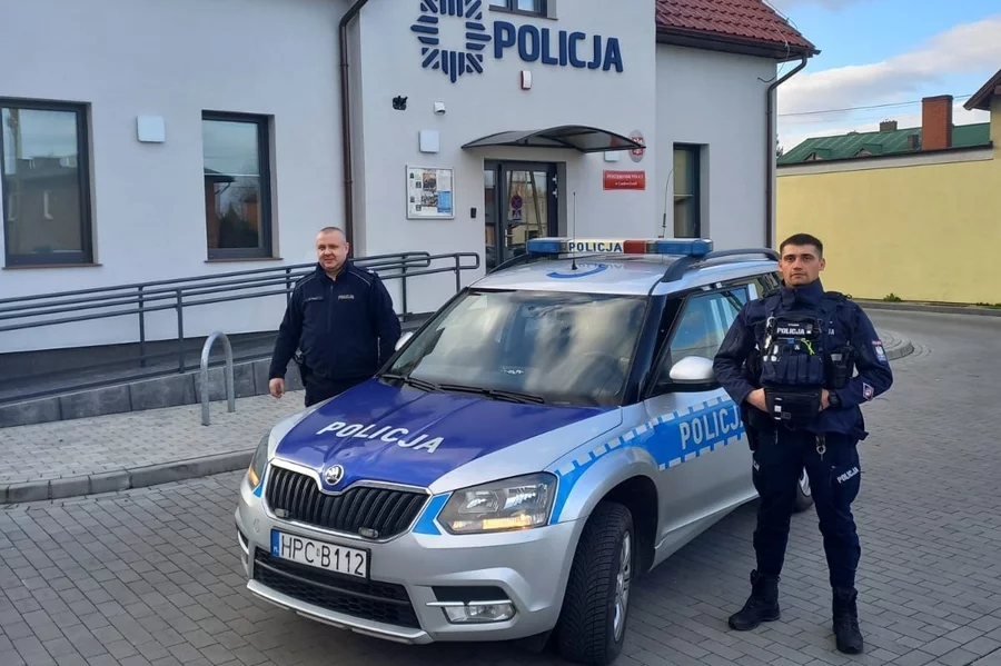 Sierż. szt. Marcin Kruk i st. post. Patryk Targaczewski uratowali 30-latka spod Świecia, który chciał popełnić samobójstwo/ Fot. KPP Świecie 
