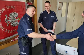 Dzielnicowi z KPP w Chełmnie pomogli nieprzytomnej kobiecie/ Fot. KPP Chełmno