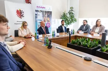 Konferencja prasowa w sprawie nowych regionalnych połączeń kolejowych, fot. Szymon Zdziebło/tarantoga.pl dla UMWKP