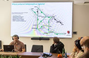Konferencja prasowa w sprawie nowych regionalnych połączeń kolejowych, fot. Szymon Zdziebło/tarantoga.pl dla UMWKP
