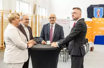 Podpisanie porozumień w sprawie inwestycji drogowych w Lubiczu i Łysomicach, fot. Szymon Zdziebło/tarantoga.pl dla UMWKP