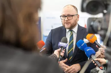 Podpisanie porozumień w sprawie inwestycji drogowych w Lubiczu i Łysomicach, fot. Szymon Zdziebło/tarantoga.pl dla UMWKP