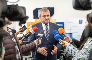 Podpisanie porozumień w sprawie inwestycji drogowych w Lubiczu i Łysomicach, fot. Szymon Zdziebło/tarantoga.pl dla UMWKP