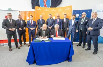 Podpisanie porozumień w sprawie inwestycji drogowych w Lubiczu i Łysomicach, fot. Szymon Zdziebło/tarantoga.pl dla UMWKP