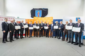 Podpisanie porozumień w sprawie inwestycji drogowych w Lubiczu i Łysomicach, fot. Szymon Zdziebło/tarantoga.pl dla UMWKP