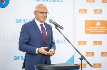 Podpisanie porozumień w sprawie inwestycji drogowych w Lubiczu i Łysomicach, fot. Szymon Zdziebło/tarantoga.pl dla UMWKP