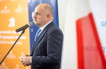 Podpisanie porozumień w sprawie inwestycji drogowych w Lubiczu i Łysomicach, fot. Szymon Zdziebło/tarantoga.pl dla UMWKP