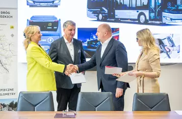 Wręczenie umów na zakup autobusów, fot. Andrzej Goiński UMWKP