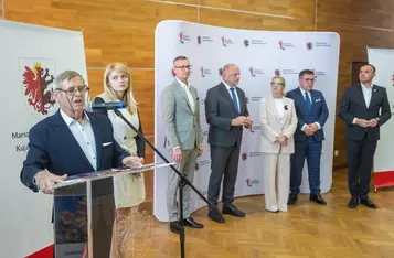 Wręczenie umów na dotację zakupu ciasta dla pszczół, fot. Mikołaj Kuras dla UMWKP