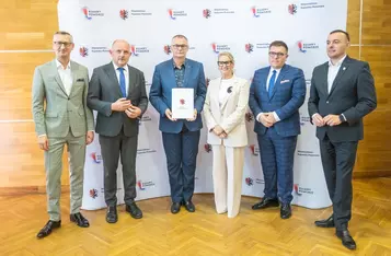 Wręczenie umów na dotację zakupu ciasta dla pszczół, fot. Mikołaj Kuras dla UMWKP