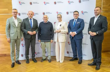 Wręczenie umów na dotację zakupu ciasta dla pszczół, fot. Mikołaj Kuras dla UMWKP
