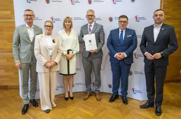 Podpisanie umów o dofinansowanie modernizacji dróg dojazdowych do gruntów rolnych, fot. Mikołaj Kuras dla UMWKP