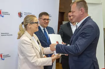 Podpisanie umów o dofinansowanie modernizacji dróg dojazdowych do gruntów rolnych, fot. Mikołaj Kuras dla UMWKP