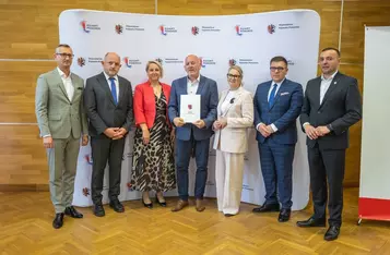Podpisanie umów o dofinansowanie modernizacji dróg dojazdowych do gruntów rolnych, fot. Mikołaj Kuras dla UMWKP