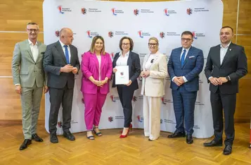 Podpisanie umów o dofinansowanie modernizacji dróg dojazdowych do gruntów rolnych, fot. Mikołaj Kuras dla UMWKP