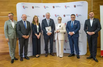 Podpisanie umów o dofinansowanie modernizacji dróg dojazdowych do gruntów rolnych, fot. Mikołaj Kuras dla UMWKPPodpisanie umów o dofinansowanie modernizacji dróg dojazdowych do gruntów rolnych, fot. Mikołaj Kuras dla UMWKP