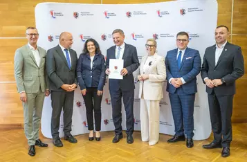Podpisanie umów o dofinansowanie modernizacji dróg dojazdowych do gruntów rolnych, fot. Mikołaj Kuras dla UMWKP