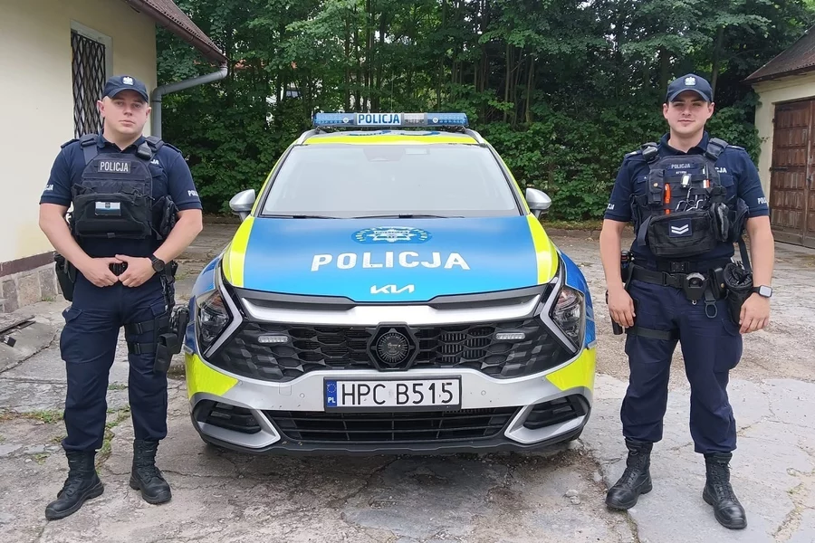 Policjanci z Bydgoszczy eskortowali rodzącą kobietę w drodze do szpitala w Chełmnie/ Fot. KPP Świecie