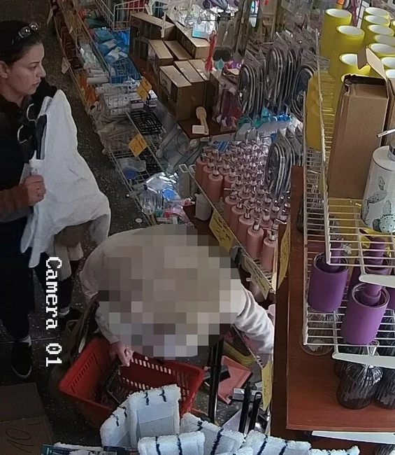 Policjanci szukają sprawczyni kradzieży w sklepie w centrum Świecia/ Fot. KPP Świecie