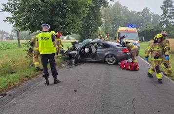 Pod Chełmnem kobieta rozbiła bmw na drzewie/ Fot. KP PSP Chełmno
