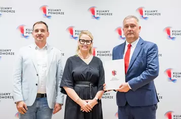 Wręczenie umów dotacyjnych na rozbudowę infrastruktury sportowej w regionie, fot. Tomasz Czachorowski/eventphoto.com.pl dla UMWKP