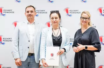 Wręczenie umów dotacyjnych na rozbudowę infrastruktury sportowej w regionie, fot. Tomasz Czachorowski/eventphoto.com.pl dla UMWKP