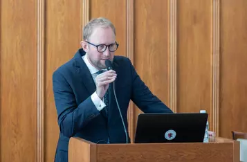 Dyrektor Edward Hartwich i wicedyrektor Danuta Kurylak odbierają umowę na finansowanie Ośrodka Diagnostyki Narządowej, fot. Mikołaj Kuras dla UMWKP