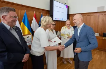 Dyrektor Edward Hartwich i wicedyrektor Danuta Kurylak odbierają umowę na finansowanie Ośrodka Diagnostyki Narządowej, fot. Mikołaj Kuras dla UMWKP