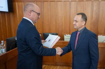 Dyrektor Edward Hartwich i wicedyrektor Danuta Kurylak odbierają umowę na finansowanie Ośrodka Diagnostyki Narządowej, fot. Mikołaj Kuras dla UMWKP