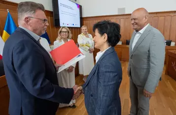 Dyrektor Edward Hartwich i wicedyrektor Danuta Kurylak odbierają umowę na finansowanie Ośrodka Diagnostyki Narządowej, fot. Mikołaj Kuras dla UMWKP