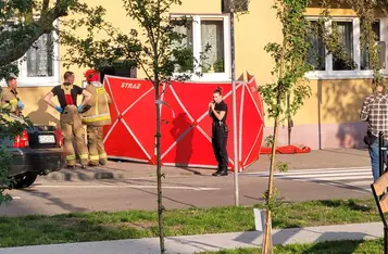 Młody mężczyzna wyskoczył z mieszkania w Chełmnie/ Fot. SW