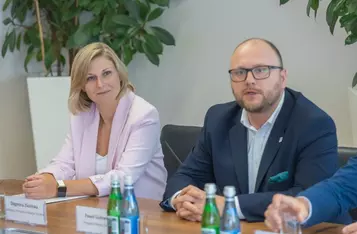 Przekazanie umowy na dofinansowanie powstania ZAZ w Toruniu, fot. Mikołaj Kuras dla UMWKP