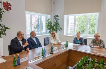 Przekazanie umowy na dofinansowanie powstania ZAZ w Toruniu, fot. Mikołaj Kuras dla UMWKP
