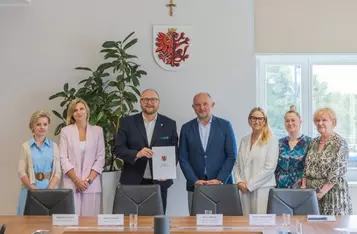 Przekazanie umowy na dofinansowanie powstania ZAZ w Toruniu, fot. Mikołaj Kuras dla UMWKP